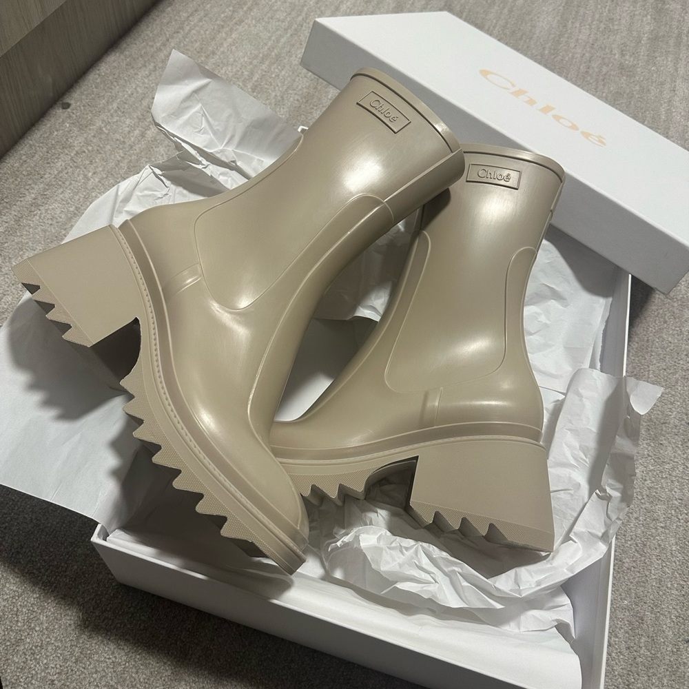 Chloé's Betty rain , nomad beige , size 39, brand new in box, never been worn
